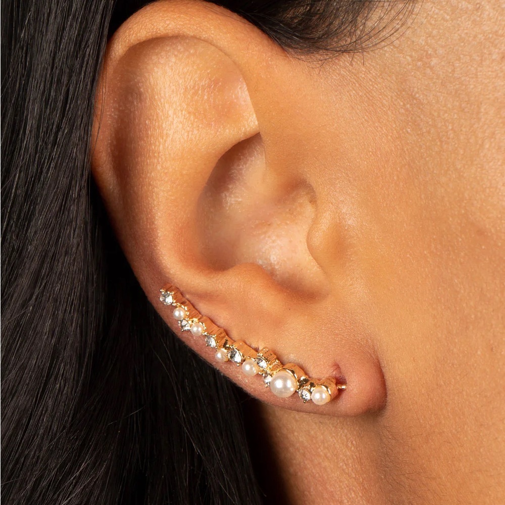 Paparazzi Couture Crawl - Gold Ear Crawlers